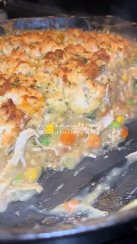 •1/2 cup butter simmer •2carrots diced •2 celery stalks diced •1 white onion diced •Table spoon garlic •1/2 cup Flour •3 cups chicken broth •1/4 cup heavy cream •3 cups chicken •Add peas n carrots (frozen) •Season to taste Salt, pepper, garlic powder, onion powder, paprika, slap ya mama. I did about 1/4 teaspoon of all seasonings and a little extra of slap ya mama!  • Bake at 425 for 20mins  I usually make my own crust but today I used cheddar bay biscuits and omgggg!!☺️☺️