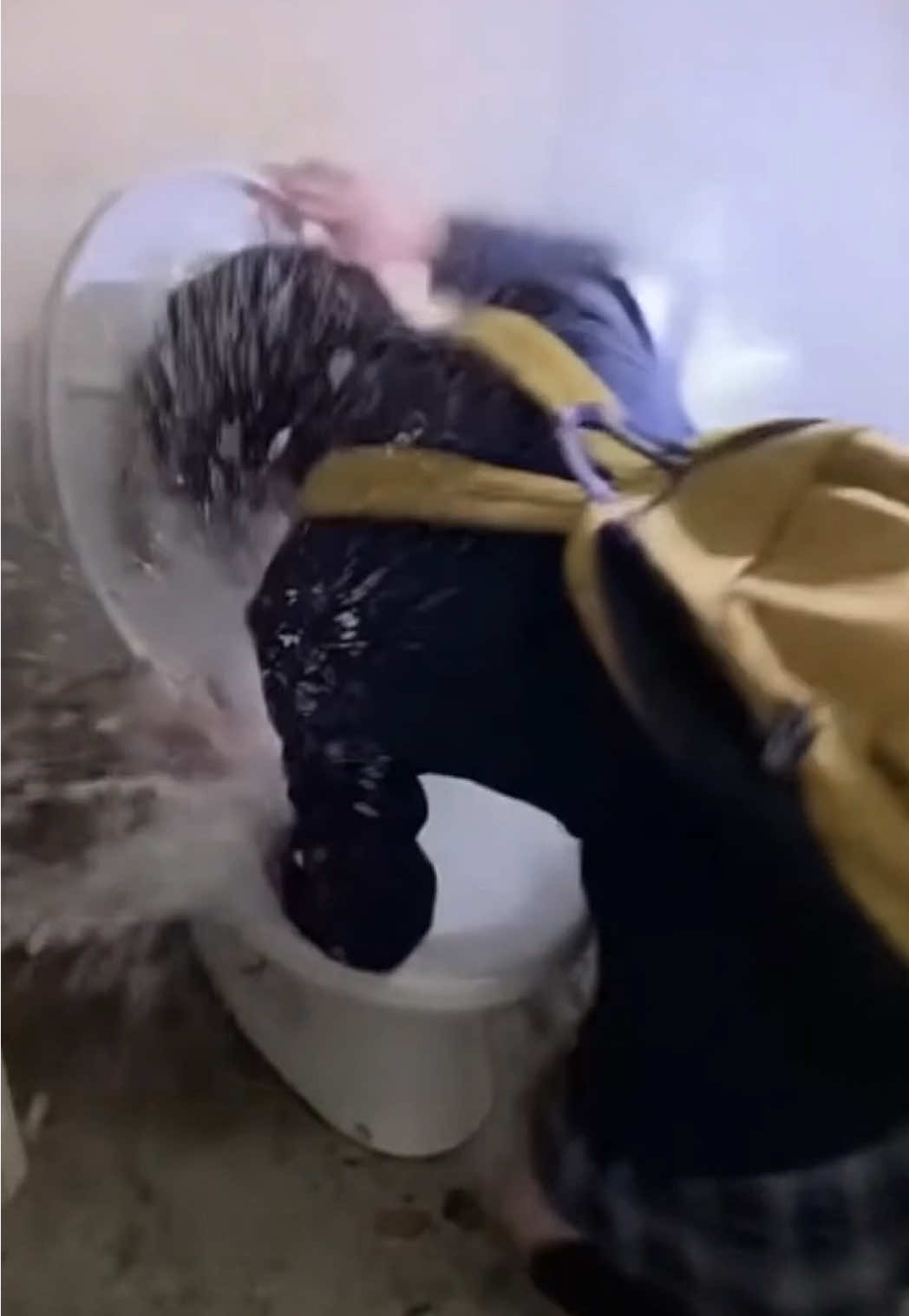 吸い込まれ切らなかった、NGシーン…。#AIホラー #ホラー #恐怖 #女子高生 