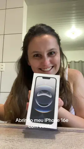 Abrindo meu iPhone 16e, a emoção foi tanta que até falei o nome errado 😂 #iphone16e #fy #iphone 