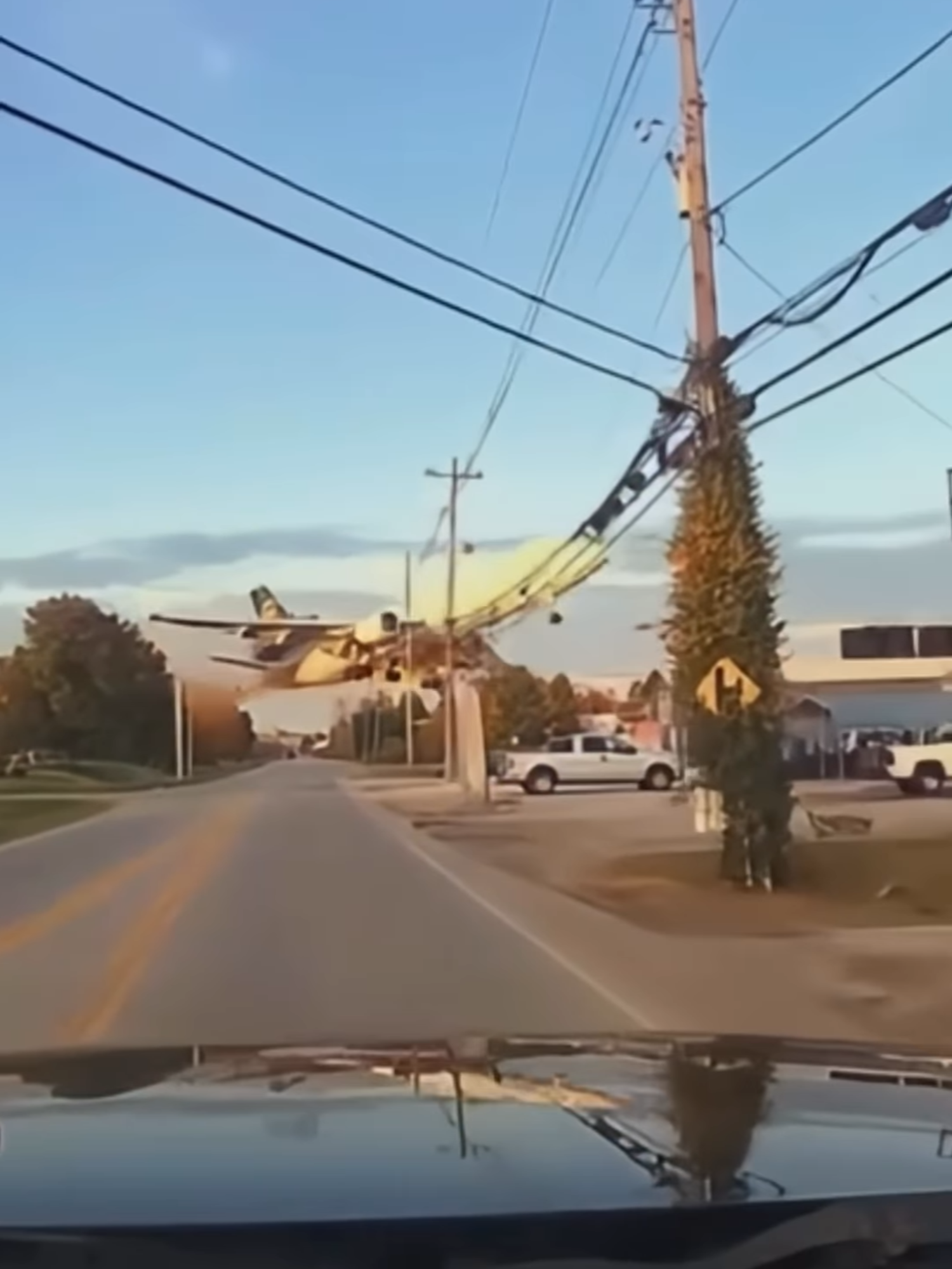 Pada 4 November 2025, sekitar pukul 17:15-17:20 waktu setempat (EST), UPS Flight 2976, sebuah pesawat kargo McDonnell Douglas MD-11 (registrasi N259UP) yang dioperasikan oleh UPS Airlines, mengalami kecelakaan sesaat setelah lepas landas dari Louisville Muhammad Ali International Airport (SDF) di Louisville, Kentucky, Amerika Serikat. Penerbangan ini dijadwalkan menuju Honolulu, Hawaii, dengan tiga awak di dalamnya dan membawa sekitar 280.000 pon bahan bakar jet. Kronologi Kejadian Pesawat mencoba lepas landas dari landasan pacu, tetapi selama proses takeoff roll, mesin kiri (#1) terlepas dari sayap. Pemisahan mesin ini menyebabkan kegagalan tidak terkendali, di mana puing-puing dan api mungkin tertelan oleh mesin tengah (#2), yang mengakibatkan hilangnya dorongan dan kendali. Pesawat berhasil mencapai ketinggian sekitar 175-250 kaki dengan kecepatan 185 knot, tetapi kemudian miring ke kiri, jatuh, dan meledak menjadi bola api besar. Lokasi jatuh berada di dekat area industri selatan bandara, termasuk gudang UPS, pabrik daur ulang minyak Kentucky Petroleum Recycling, dan tempat pembuangan suku cadang mobil Grade A Auto Parts. Ledakan menghasilkan kolom asap tebal dan puing-puing tersebar luas, memicu perintah shelter-in-place dalam radius lima mil yang kemudian dicabut. Rekaman dashcam dari pengemudi truk dan saksi mata menangkap momen pesawat jatuh dan meledak, menunjukkan reaksi ketakutan langsung. Lebih dari 100 petugas pemadam kebakaran merespons kejadian ini, memerangi api hebat. Korban dan Identifikasi Korban tewas: Setidaknya 12 orang, termasuk ketiga awak pesawat dan sembilan orang di darat (salah satunya anak kecil). Jumlah ini mungkin bertambah karena 16 orang sempat dilaporkan hilang. Korban luka: Lebih dari 15 orang. Identitas awak: Captain Richard Wartenberg, First Officer Lee Truitt, dan International Relief Officer Captain Dana Diamond. Di antara korban darat yang diidentifikasi adalah Louisnes 