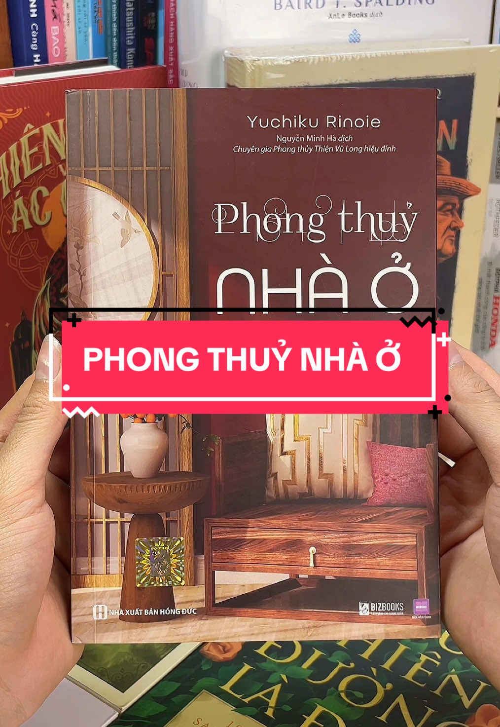 Phong Thuỷ Nhà Ở – Bí Quyết Mang Lại Tài Lộc, Sức Khỏe Và Bình An Cho Gia Đình Bạn. Ngôi nhà không chỉ là nơi để ở – đó là không gian nuôi dưỡng năng lượng, tài vận và hạnh phúc của cả gia đình. “Phong Thuỷ Nhà Ở” là cuốn cẩm nang thực hành giúp bạn hiểu và ứng dụng các nguyên tắc phong thuỷ một cách khoa học, tinh tế và dễ áp dụng nhất. Từ việc chọn hướng nhà, bố trí cửa chính, sắp xếp phòng khách, phòng ngủ, đến cách đặt bàn thờ, trồng cây, dùng màu sắc – mọi chi tiết đều có thể tác động trực tiếp đến vận khí và tâm trạng của bạn. Cuốn sách giúp bạn cân bằng giữa yếu tố thiên – địa – nhân, biến ngôi nhà trở thành nguồn năng lượng tích cực, thu hút tài lộc và hoá giải xui rủi. Sở hữu ngay “Phong Thuỷ Nhà Ở” – để không gian sống của bạn không chỉ đẹp mắt, mà còn tràn đầy sinh khí, may mắn và thịnh vượng mỗi ngày.#tiemsachbinhyen #BookTok #sach #sachhay #phongthuynhao 