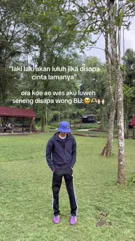 Wong bu tunjukan pesonamu🥹 #adidasoriginals #casualstyle #casualoutfits #banyuwangi 