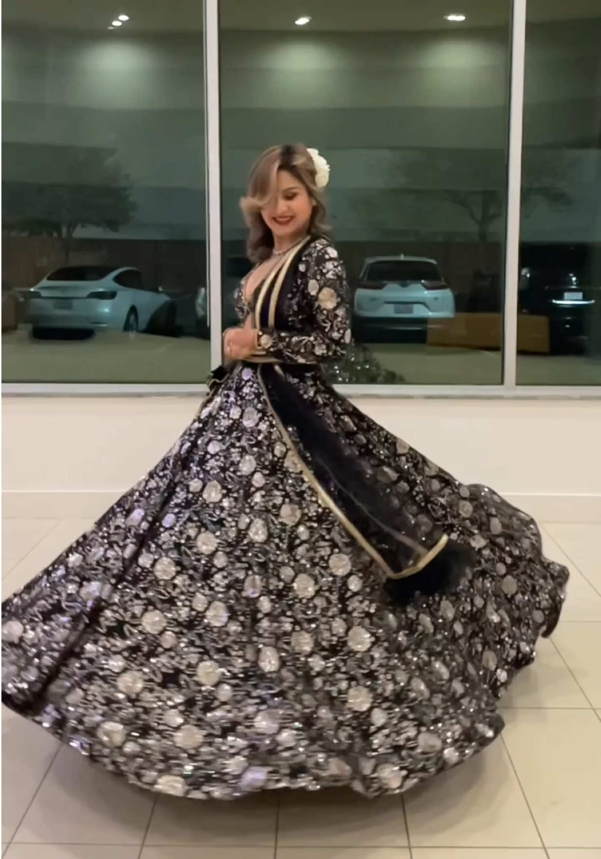 She believed in magic, so she lived it ✨🖤✨ #slowmo #blacklehenga #partyoutfit #blackandgold #feelingpretty 