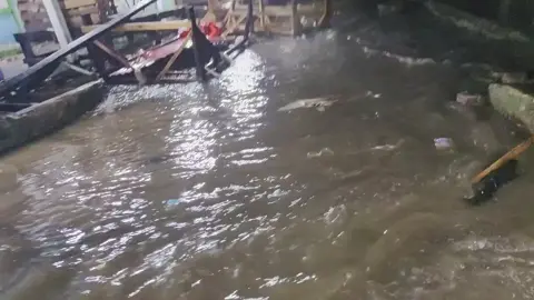 Banjir rob menerjang kawasan Pantai Teluk, Desa Teluk, Kecamatan Labuan, Kabupaten Pandeglang, Kamis, 6 November 2025 pukul 18.30 WIB. Selain Pantai Teluk, banjir Rob juga melanda dua kampung, Desa Sidamukti, Kecamatan Sukaresmi, Kabupaten Pandeglang. Salah satu warga Desa Teluk, Otoy mengatakan, banjir rob baru datang malam tadi, kurang lebih setelah adzan Magrib jam setengah tujuh (jam 18.30 WIB).  Video : Warga Desa Teluk #pantaiteluk #kecamatanlabuan #ombakbesar #cuacaburuk 