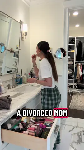 🎾 Get ready with me — I’m Samantha, a divorced mom of three, comedy writer and actress, and former national tennis player who still somehow finds time to play way too much tennis (and now pickleball because, obviously). Let’s go #GRWMOver40 #BeautyOver40 #StyleOver40 #MomStyle #EffortlessStyle     