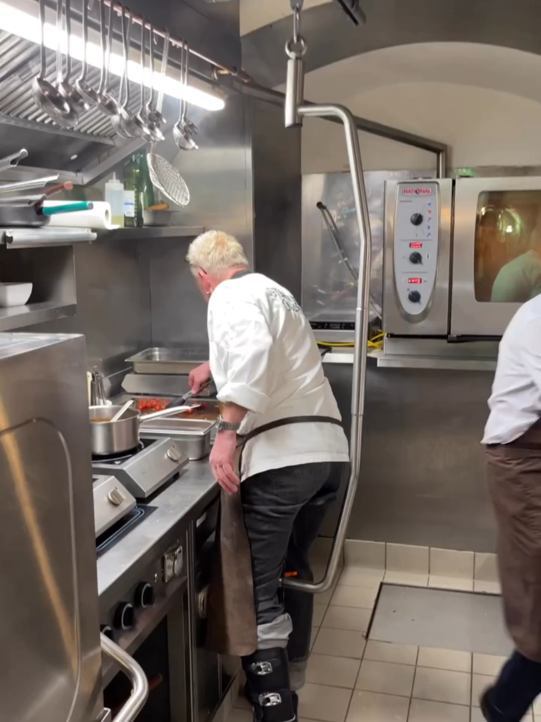 Koki Ini Menolak Menyerah, Ciptakan Alat Ajaib untuk Tetap Bisa Memasak#fyp #info #FaktaUnik