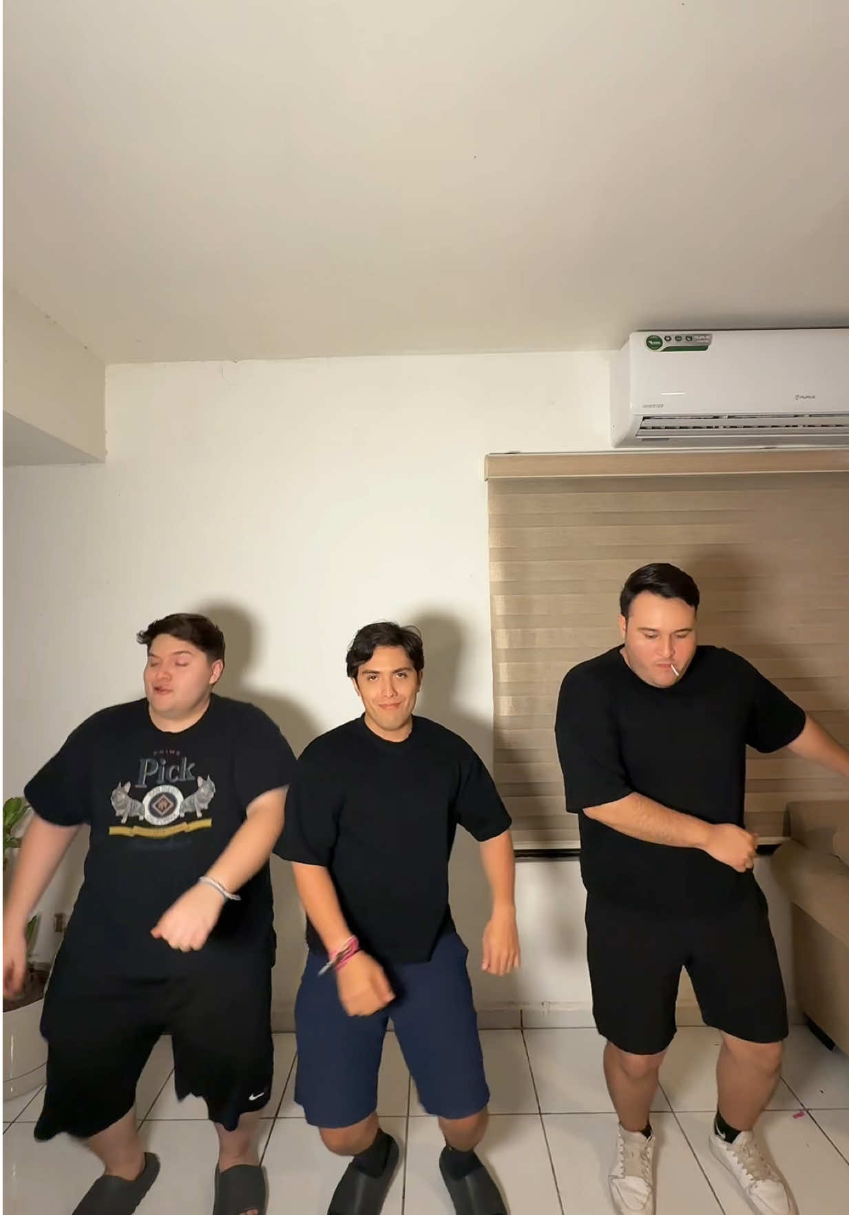 Unos bailecitos para no perder la racha #humor #paratii #fyp 