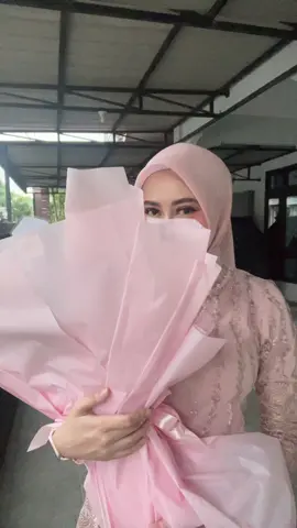 Maaf videonya agak gempa dikit, kameramennya tangannya tremor 😇💕#wisuda2025 #bucketbunga #tiktokpelitfyp 