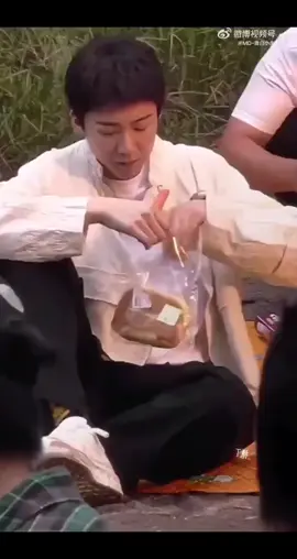 #LYN #liuyuning刘宇宁  Ăn sáng mấy bà ơi.. Nhìn anh tui lột đồ ăn thui cũng cưng xỉu á chèn.. sau giống một cậu bé.. ngồi mằn mò làm seo để ăn 🤭 cảm thấy nó khó lột quá 🤭🤭😂🤭😂😂 #Đặngngọcdiễm ##viraltiktok #xuhuongtiktok 