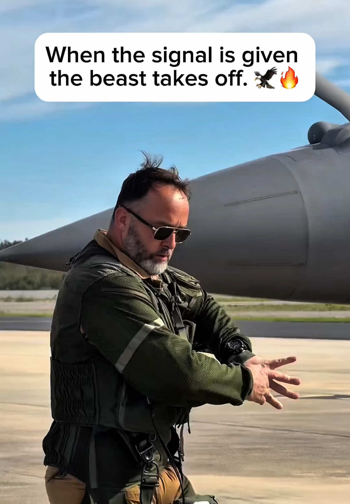 He gives the signal — and the sky answers. 🇺🇸🔥 #f22raptor #fighterjet #militaryaviation #aviationlovers #usairforce 