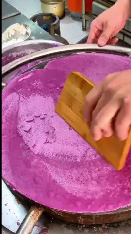 What is delicious inside the skin of the pancake?#Delicacy #dessert #Pasta #Hot 