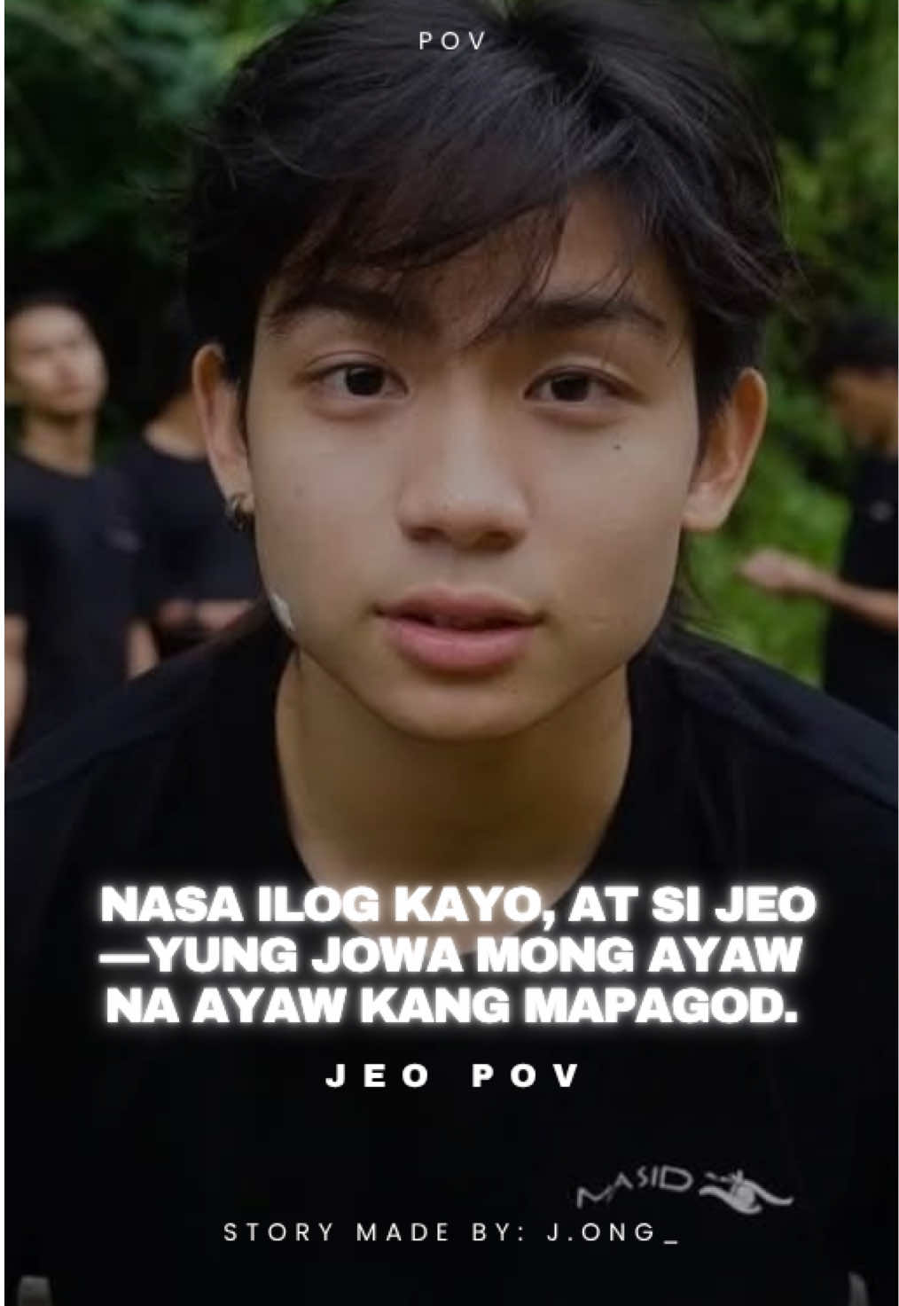 #pov — nasa ilog kayo, at si Jeo—yung jowa mong ayaw na ayaw kang mapagod. Kanina pa sila sina Jeo, Siko, Tonix, Kuya Emman, at Ate Bing sa tabi ng ilog, nag-aasikaso ng lulutuin mamaya. Si Jeo, as usual, in charge sa karne at isda. May dalang chopping board, kutsilyo, at ‘yung lalagyan ng sawsawan. Ang chill ng vibe, may halakhakan, may mga talsik ng tubig, may amoy ng sariwang hangin at usok galing sa maliit na bonfire sa gilid. Ikaw naman, ayun—nakaupo lang sa malaking bato sa tabi nila. Paulit-ulit kang nag-aalok ng tulong. “Jeo, gusto mo tulungan kita maghugas?” “Baka pwede ako maghiwa—” “Love, ako na lang maglagay ng asin—” “Jeo, please naman, isa lang—” Pero wala. Paulit-ulit ka lang nilang tinatanggihan. “Upo ka lang diyan, love,” sabi pa ni Jeo kanina, sabay turo sa bato. “Baka madulas ka.” At doon mo napagtanto — hindi mo talaga sila matatalo. Lahat sila, parang kasabwat ni Jeo. Kahit si Ate Bing, na dapat kakampi mo, natawa lang at sinabing, “Hayaan mo na ‘yang si Jeo, protective lang ‘yan sa’yo.” Kaya ayun, napaupo ka nga. Naka-tukod ang baba sa palad, pinapanood sila habang nagkakatuwaan, at ramdam mong parang ang useless mo. Hindi ka sanay na walang ginagawa, lalo na pag ganitong may mga inihahanda. Gusto mo rin maging maasikaso kagaya nila. Tahimik ka na lang, nilalaro-laro ‘yung tubig ng paa mo. Hanggang sa napansin ka ni Jeo—yung paraan ng pagngiti niya, ‘yung parang alam niyang may tampo ka pero natutuwa pa rin siya. “Hoy,” tawag niya bigla. Napalingon ka agad, parang nabuhayan ng loob. “Ano?” tanong mo, medyo nagmamadaling tumayo. “Halika rito,” sabi niya, may halong tawa. “Tulungan mo ako.” Dali-dali kang pumunta, halos matalisod pa sa mga bato dahil sa excitement. “Ano gagawin ko?” tanong mo, sabik na sabik. “Ako maglalagay ng toyo, ikaw humawak ng lalagyan,” sabi niya habang inaabot sa’yo ‘yung maliit na mangkok. “Hala, ‘yan lang?” biro mo, pero hawak mo agad. “Eh ‘di wow, reklamo pa,” sabi niya sabay tawa. “Hawak mo lang, princess.” Napatawa ka rin, pero deep inside, ang saya mo. Kahit maliit lang ‘yung ginagawa mo, at least nakatulong ka. Pinapanood mo siya habang pinupuno niya ng toyo ‘yung mangkok, tapos napansin mo ‘yung ngiti niya—‘yung ngiting proud at soft sabay sabi ng, Habang abala si Jeo, napansin mong panay sulyap niya sa’yo. “Ano?” tanong mo, natatawa. “Wala. Cute mo lang kasi pag seryoso,” sagot niya casually, parang walang effort. “Eww, Jeo,” sagot mo, pero hindi mo maitago ‘yung ngiti. “O, ayan. Perfect na. Ang galing mo ah,” sabay kindat. Napailing ka lang pero halatang kinikilig. Si Jeo talaga, kahit simpleng ganito, kaya kang pasayahin. At kahit ayaw niyang mapagod ka, ramdam mong ginagawa niya ‘yon hindi para i-baby ka, kundi dahil gusto ka lang niyang alagaan. Habang naglalakad ka pabalik sa bato, sumunod siya saglit at sinabing, “Next time, promise, ikaw na mag-aasikaso. Pero ngayon, gusto ko lang mapahinga ka. You deserve that, love.” At doon ka natahimik. Hindi na dahil inis ka, kundi dahil alam mong sincere siya. Ayaw ka niyang mapagod hindi dahil tingin niya mahina ka — pero dahil gusto ka lang niyang alagaan, sa sarili niyang tahimik na paraan. At sa gitna ng tawanan ng Ong fam, amoy ng toyo’t inihaw, at lagaslas ng tubig sa ilog, narealize mo— Ang swerte mo rin talaga kay Jeo. #fyp #jeo #ongfam 