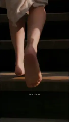 Às vezes, a gente passa tanto tempo tentando ser o que esperam da gente… que esquece de ouvir a própria voz. 🌙 🎵 Beyoncé - Listen #beyonce  #tradução #tipografiasmusicas #nostalgia #listen 