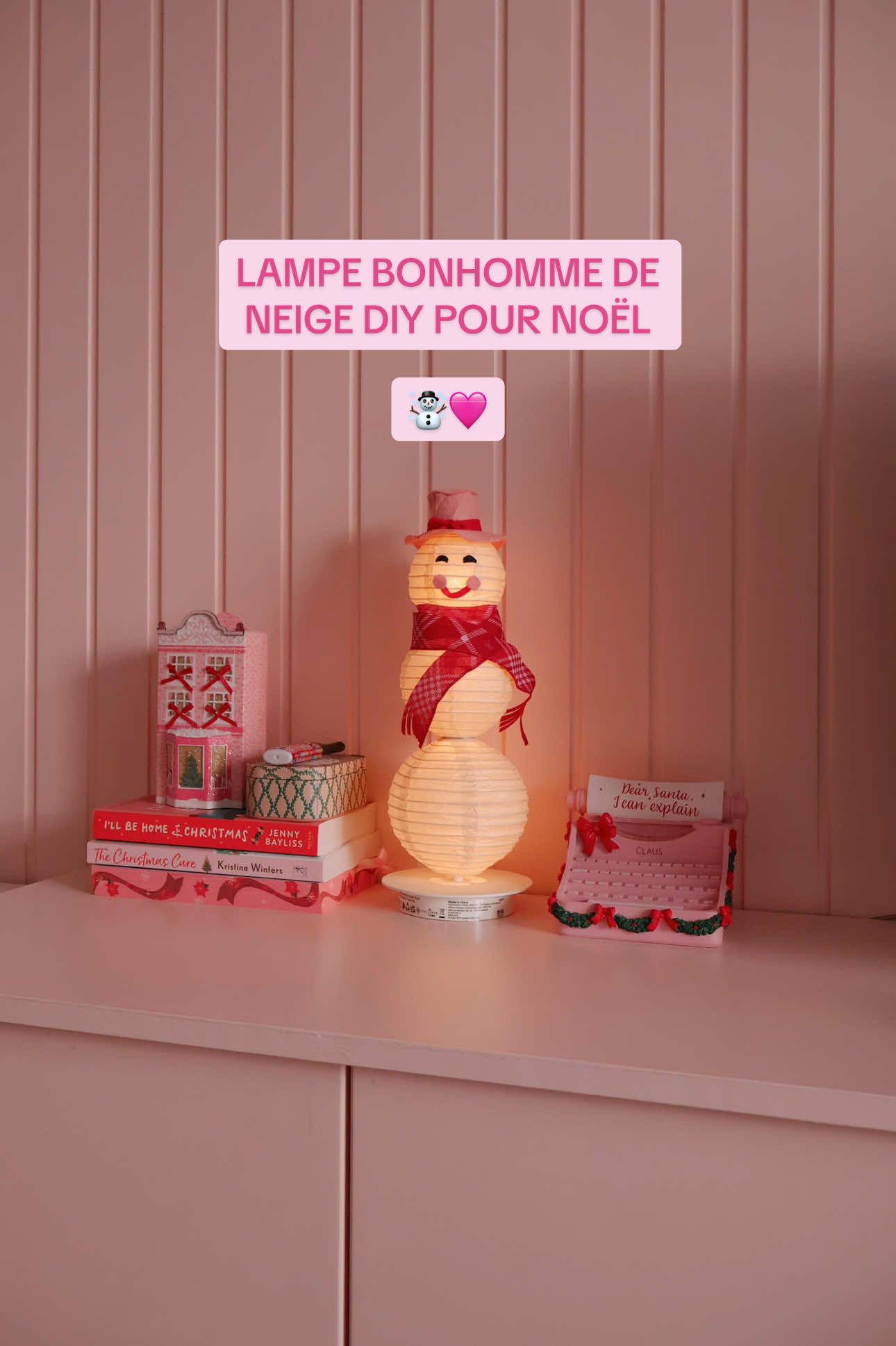 Mon premier petit diy pour le temps des fêtes : transformer une lampe Strala du @IKEACanada en bonhomme de neige ☃️🩷. Dès que j’ai vu la lampe, j’ai su qu’elle devait devenir a very cute snow woman 🤭🥹 la lampe était seulement 7,99$ et j’ai utilisé du feutre que j’avais déjà (mais c’est full pas cher et dispo au Dollarama) et du ruban pour son foulard 🧣 #christmasdiy #christmasdecor #ikeafinds #diyproject 