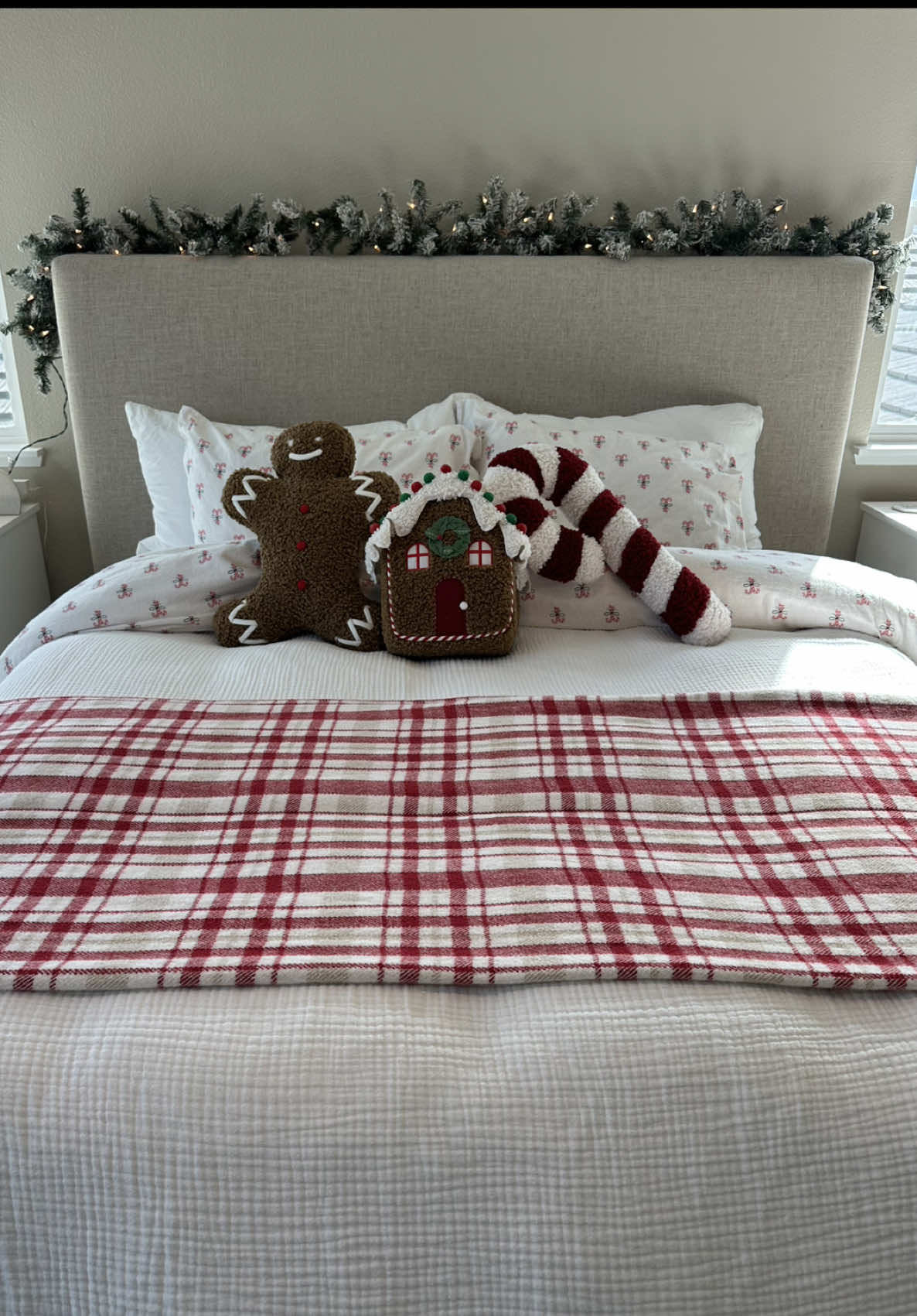 Christmas bedding reset! It’s finally here🥰🎄🧺 next up, decorating the Christmas tree!  #christmasbedding #christmasbedroom #christmasbedsheets #christmassheets 