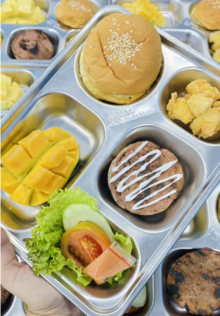 Menu hari ini burger 😋 #MBG #tunggulsari #makanbergizigratis #fyp 