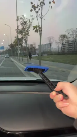 🚗✨ Just a few seconds to make your windshield look brand new!
 #CarEssential #CleaningGadget #tiktokshoprestock #tiktok #spotlightfinds       