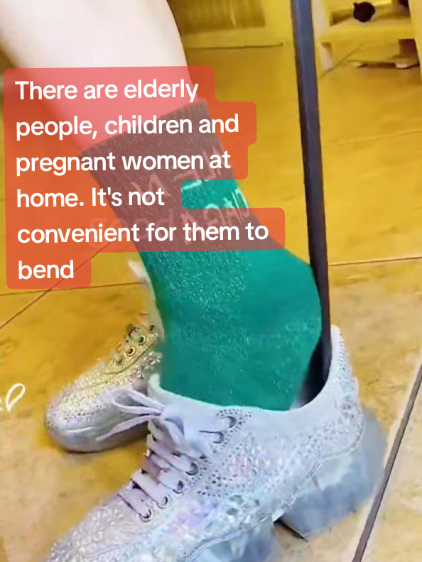 There are elderly people, children and pregnant women at home. It's not convenient for them to bend over to pick up their shoes. I bought a shoe puller for my mom. Now she doesn't have to bend over to put on shoes when going out. # Shoe Puller # Shoe pull # Household goods#consantanderconecto 