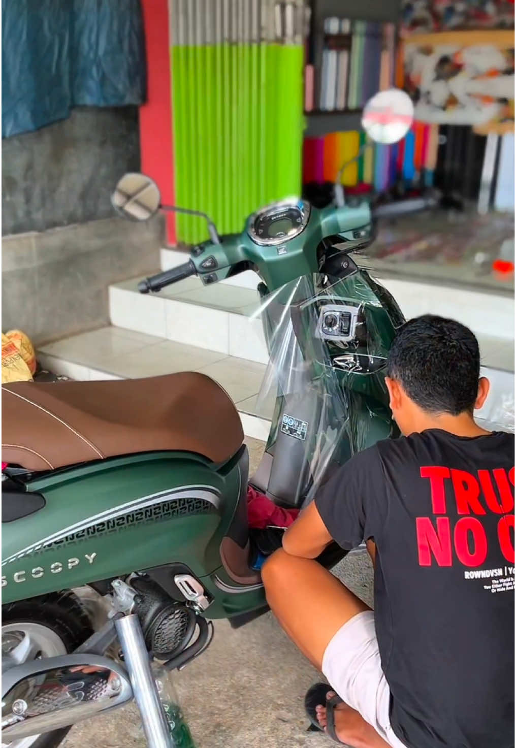 Scoopy doff yang meng-Glowing ✨✨ Cuss gasss VPF Super Glossy READY Banyak ditoko yabes😊 Contact us :  DM Tiktok Whatsapp : +62 822-3601-4367 Store : Jl. Karang Anyar 1, Pondok Empat, Banjarbaru Utara, Kalimantan Selatan  ( Maps : HM Sticker 2 Bjb ) Pemasangan Rapi dan Bergaransi❗️ #foryou #stickertransparant #vpf #scoopy2025 #stickerbanjarbaru 