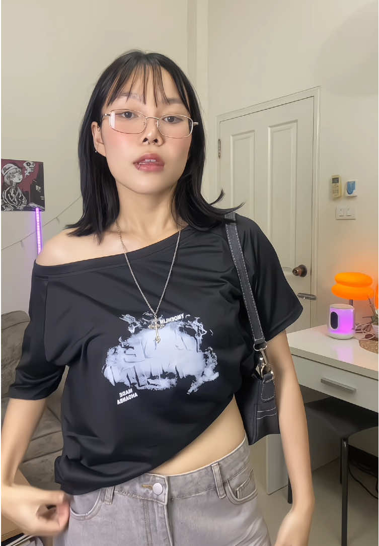 แล้วเสื้อหลักสิบมันต้องเท่ขนาดนี้มั้ยย #เสื้อยืด #เสื้อยืดแฟชั่น #เสื้อปาดไหล่ #เสื้อปาดไหล่น่ารักๆ #เสื้อยืดโอเวอร์ไซต์ 