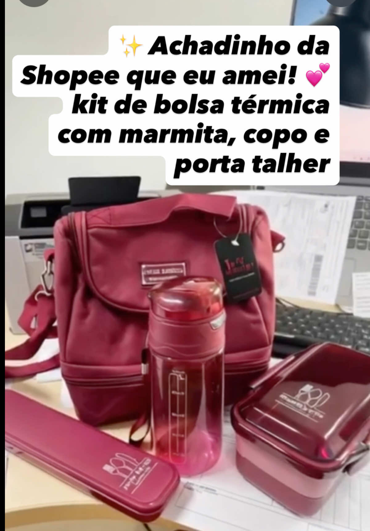 ✨ Achadinho da Shopee que eu amei! 💕 Esse kit de bolsa térmica com marmita, copo e porta talher é perfeito pra levar suas refeições com estilo 🍱💧 E o melhor: tem várias cores lindas! 😍 #shopeeachadinho #shopeebrasil #utilidades #marmita #bolsatermica 