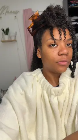 Flaxseed gel will forever be a staple in my routine 🌿💧 It keeps my curls hydrated, defined, and full of life — plus it’s 100% natural! Every scalp + curl type is different, so always test what works best for you 💚  #FlaxseedGel #HealthyHairTips #CurlyHairCare #NaturalHairJourney #DefinedCurls