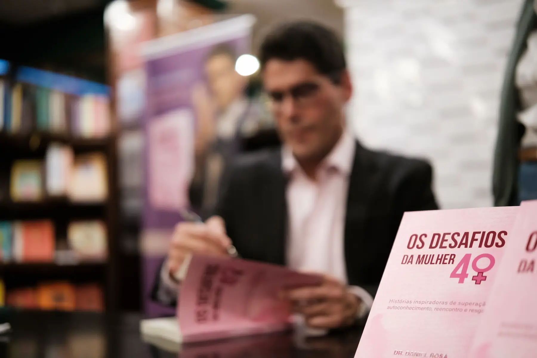 Demorei alguns dias pra postar… Foram seis, pra ser exato. Eu precisava desse tempo pra deixar o coração se acalmar e entender tudo o que aconteceu no último domingo. O lançamento do meu primeiro livro foi uma experiência nova, única e igualmente intensa. Ver tantos amigos, pacientes e pessoas queridas ali, celebrando comigo, foi algo que palavras quase não conseguem descrever. Cada abraço, cada sorriso, cada história compartilhada naquele dia… me fizeram lembrar o porquê de tudo isso. Nada disso é só sobre um livro. É sobre um caminho inteiro, sobre escolhas, desafios, sonhos e propósito. Sou profundamente grato a todos que fizeram parte dessa caminhada até aqui e, principalmente, à minha esposa Paula que me apoiou intensamente e me ajudou nas incontáveis revisões a cada capítulo escrito. Aos que foram, aos que mandaram mensagens, aos que torcem por mim todos os dias… vocês fazem parte dessa conquista. Esse livro é o começo de algo maior e é só o primeiro capítulo de muitas histórias que ainda virão. De coração, obrigado por estarem comigo. 💙