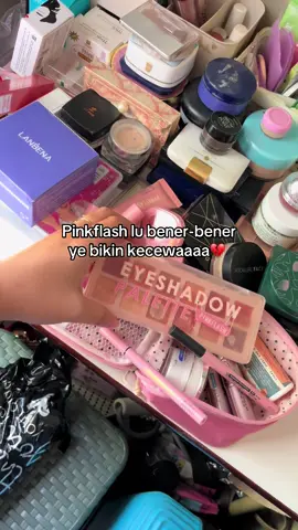 Pantesan mata ku sakit,perih,gatel sampe ada bekas nya sekarang jadi titik gitu bentuknya kyk jerawat. Kebetulan aku kemarin2 rutin make up buat konten ternyata dari ini omegattt padahal aku secinta itu loh sama di eyeshadow pinkflash ini arrrrggggggghhh💔 #pinkflash #bpom #pinkflasheyeshadow #fyp #trending 