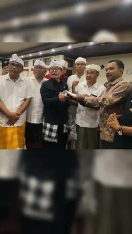 Fakta Baru Dibalik Protes Masalah Akses Masuk Pura Ada fakta baru yang muncul. Setelah Bendesa Adat memimpin beberapa warga ke DPRD Bali, mempertanyakan sikap PT Jimbaran Hijau, yang dianggap tak mengizinkan pembangunan pura dan menghambat aktivitas warga ke Pura. Muncul sikap yang memberikan informasi baru. Bahkan diduga, tidak semua yang datang warga Jimbaran dan mempertanyakan kebenaran pura tersebut, atas tanggungjawab Desa Adat Jimbaran Reaksi keras itu muncul dari salah satu Kelian Banjar Adat di Desa adat Jimbaran I Made Suanda, yang menyampaikan pandangannya melalui akun Facebook pribadinya pada Rabu (5/11/2025). Termasuk dari Wakil LPM Jimbaran Nyoman Suratma. #fyp 