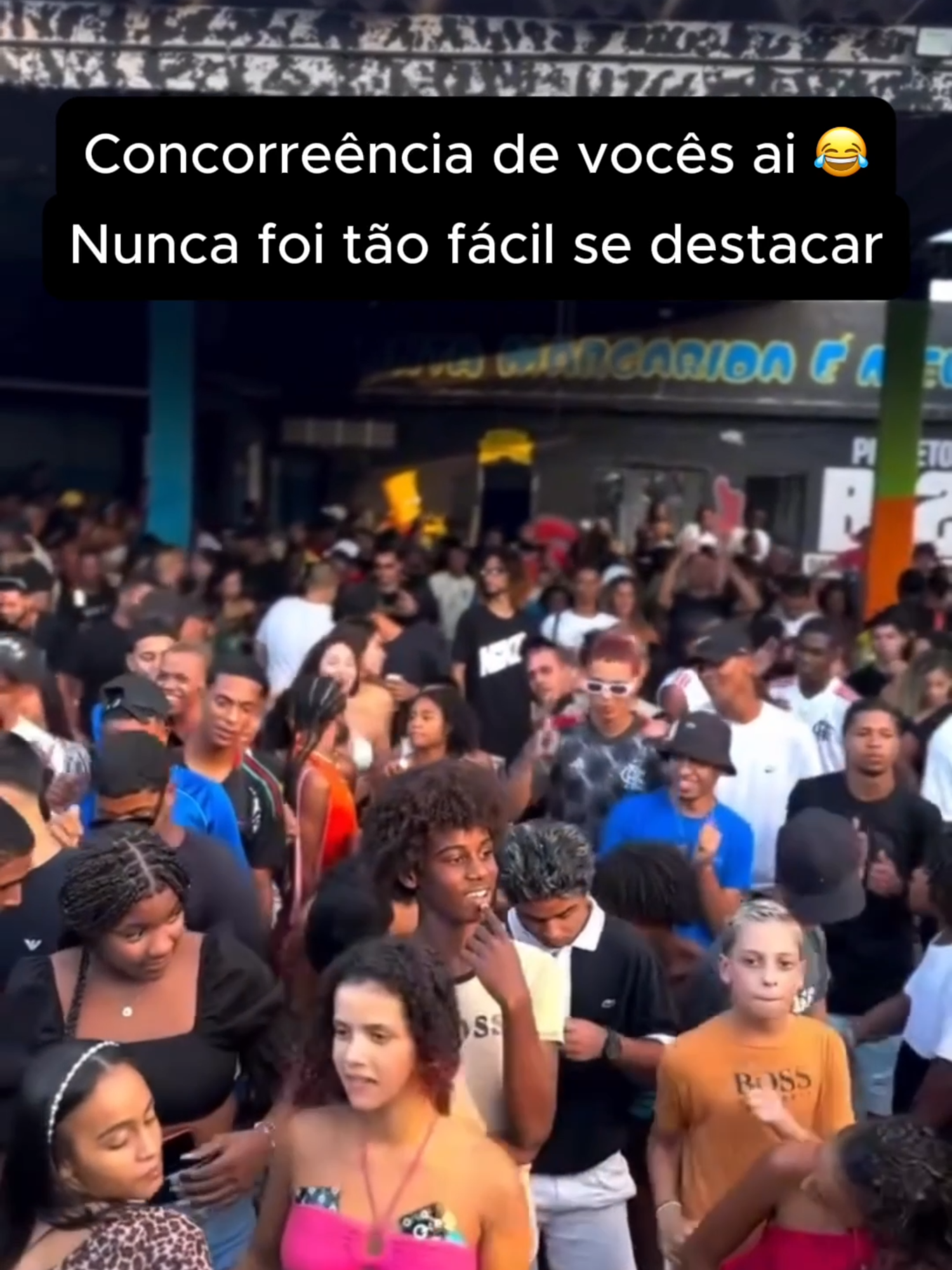 Em uma geração de pessoas perdidas, nasce uma brecha, a brecha que demonstra a facilidade de conseguir se destacar em uma multidão de pessoas consumidas por distração, por um ruído que ecoa de ambientes até as telas do seu celular, um ruído que te puxa para cavar a própria cova, que entorpece a sua mente, alterando a forma como você vê o mundo e até mesmo o seu comportamento, fazendo-lhe se condicionar inconscientemente a autodestruição. Acorde!