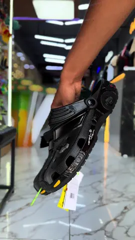 🦇 Crocs Batman Pisa con estilo y poder con las Crocs Batman 🦇 Comodidad, diseño y actitud en cada paso. ¡Disponibles en Urban 15! 📞 +51 983 409 283 📍 Pacanguilla, Chepén y Guadalupe 🕐 De 10:00 am a 8:30 pm #CrocsBatman #Urban15 #CrocsPerú #estiloconactitud 