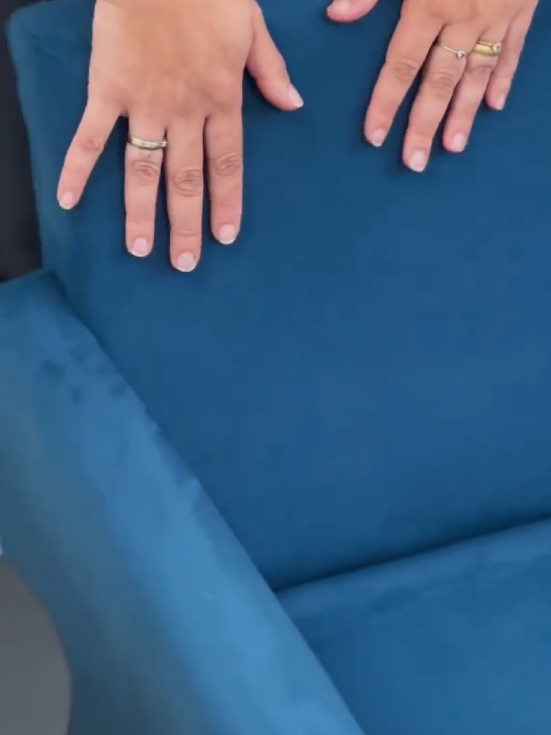 Transforme seu salão com a Poltrona Nina Suede! #poltronadesalao #moveissalaodebeleza #poltronasuede #decoracaosalao #poltronanina 