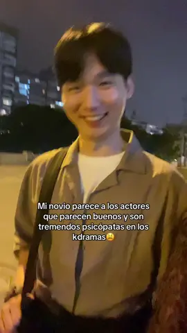 Se te va a aparecer en tus sueños😔🤣 JAJAJAJ dice que esa es su sonrisa de miedo #fyp #novios #coreano #paratii #kdrama  