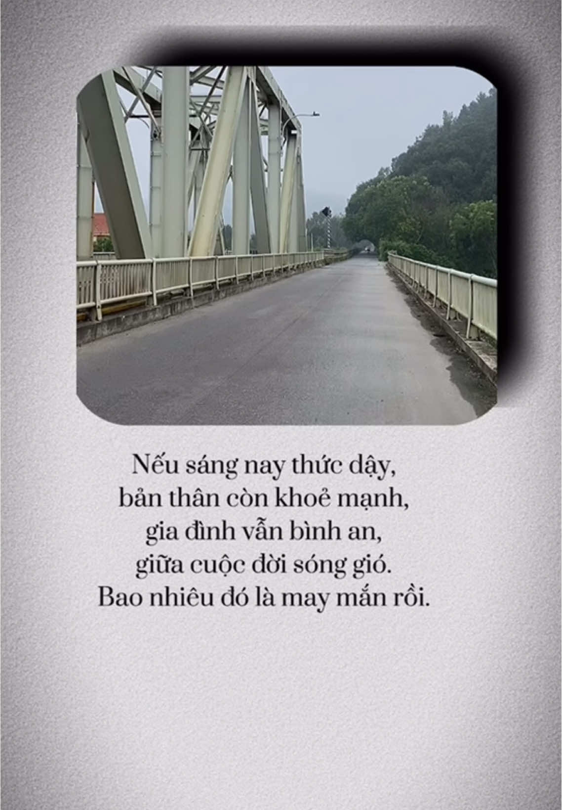 Nếu sáng nay thức dậy, bản thân còn khoẻ mạnh, gia đình vẫn bình an, giữa cuộc đời sóng gió. Bao nhiêu đó là may mắn rồi. 