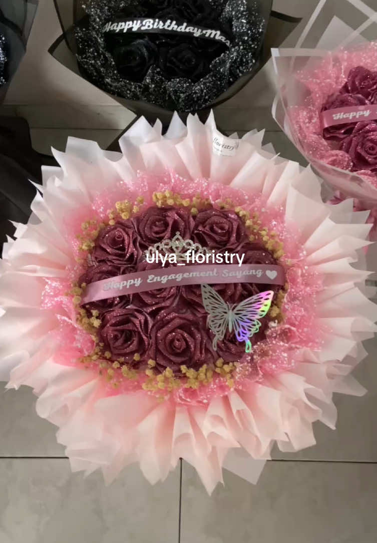 Request buket apapun bisa call me ya gaiss, cek bio ajaa🫶🏻🤏🏻sekitar kudus jangan sampe ngga tauuu wkwk 😍✨ #buketbunga #buketpitasatin #buketsatin #kudus #buketkudus 