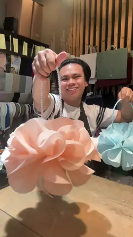 Version 2.0 of our DIY Flower Basket! 🥰❣️ Perfect for those who don't want to spend around 6pcs wrapping paper like the first one! This time, I used 4pcs of wrapping paper, but single layer only, and you get to choose the handle - artificial flower stem or pearls 🫶🏻💐. What do you think? ❤️😘 #DIY #diybasket #wrappingpaper #florist #saudiflorist 