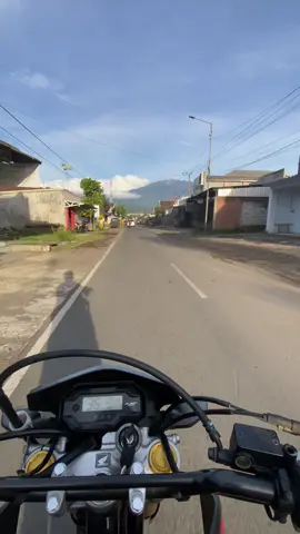 Seru amat naik motor sambil dengerin musik #crf #crf150l #crfgz #crfherexstyle #crf150supermoto 