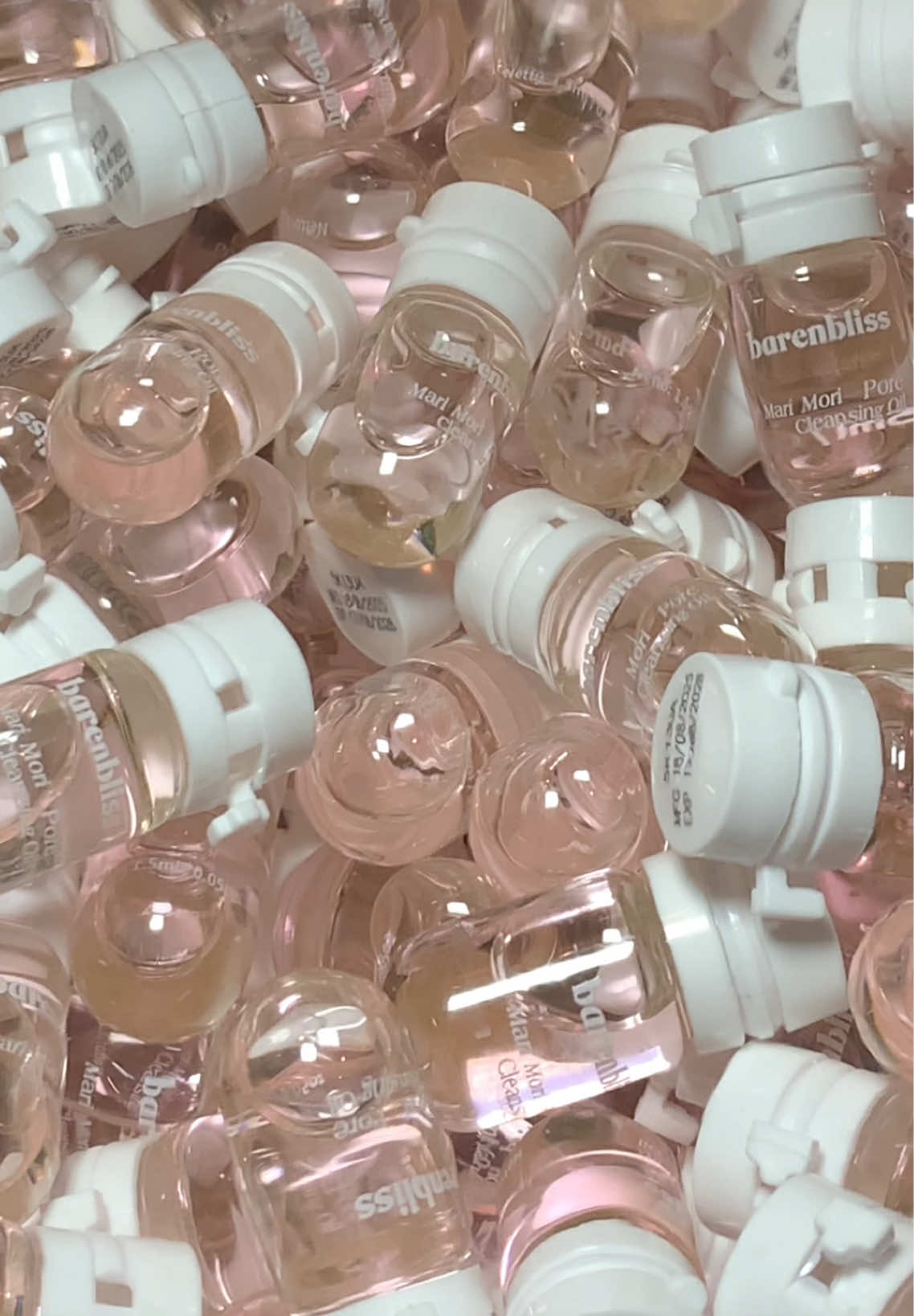 At this moment, I feel so healed ❤️‍🩹. This makeup remover is super cute, and I can easily take it with me on trips 🧳. barenbliss cleansing oil #travel #barenblissth #barenblissแบร์แอนด์บลิซ #barenblisscleansingoil #คลีนซิ่งออยล์barenbliss 