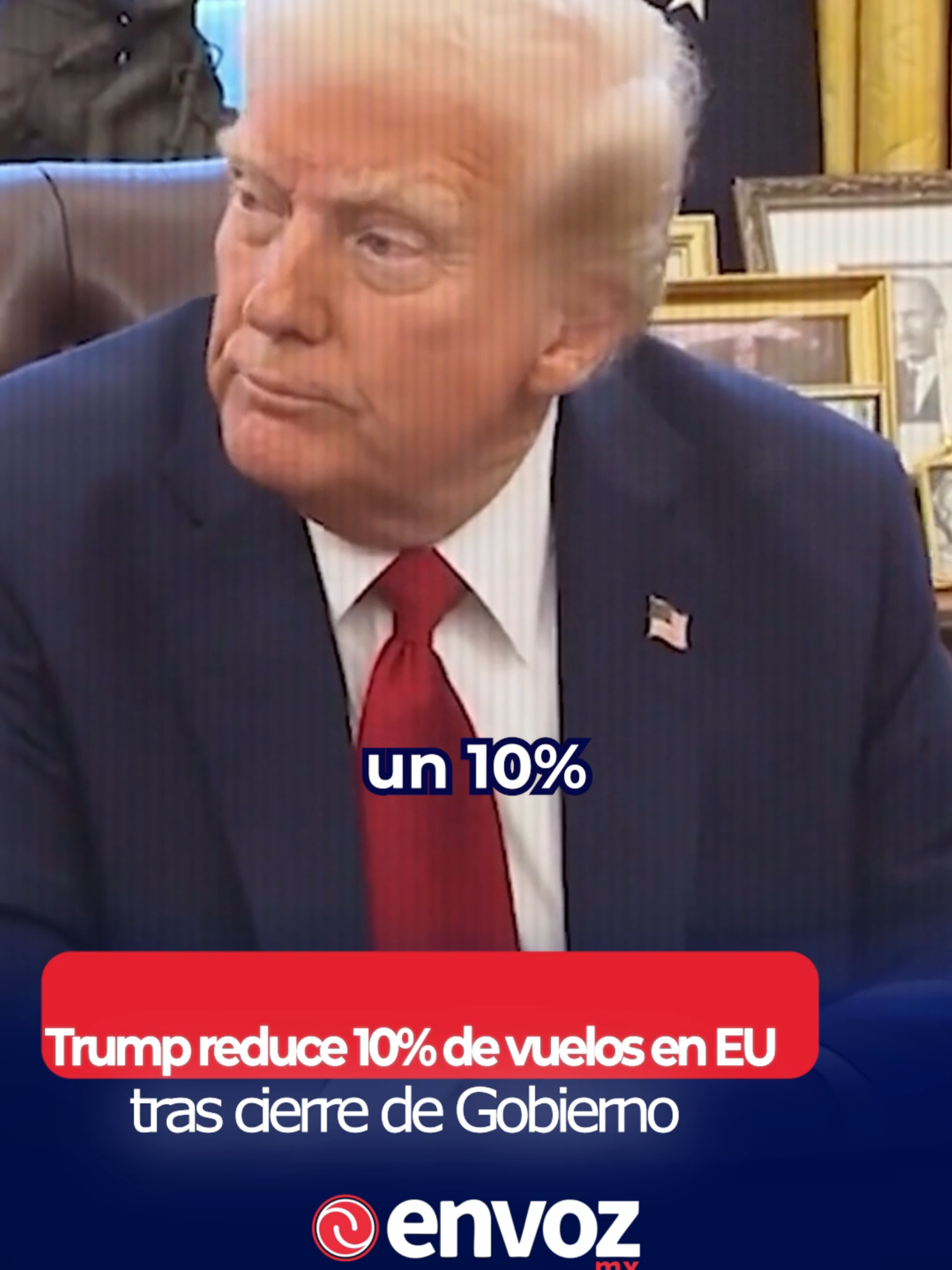 La Administración de Donald Trump ordenó disminuir en un 10 % los vuelos en los 40 aeropuertos más transitados de Estados Unidos debido a la escasez de 2,000 controladores aéreos provocada por el prolongado cierre de Gobierno, que ya supera los 37 días. La medida impactará en terminales clave como LaGuardia, O’Hare y aeropuertos de Texas, California y Florida. Con más de 4,000 vuelos diarios afectados, el cierre se ha convertido en el más largo en la historia del país y mantiene paralizados sectores esenciales de la administración pública. #noticias #EEUU #Trump #CierreDeGobierno