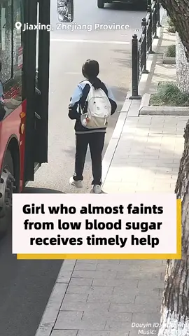A girl almost fainted from low blood sugar while catching a bus to school. Seeing her condition, the bus driver quickly handed her some candy, and three other students got off the bus to stay with her until the ambulance arrived. #HeartofChina