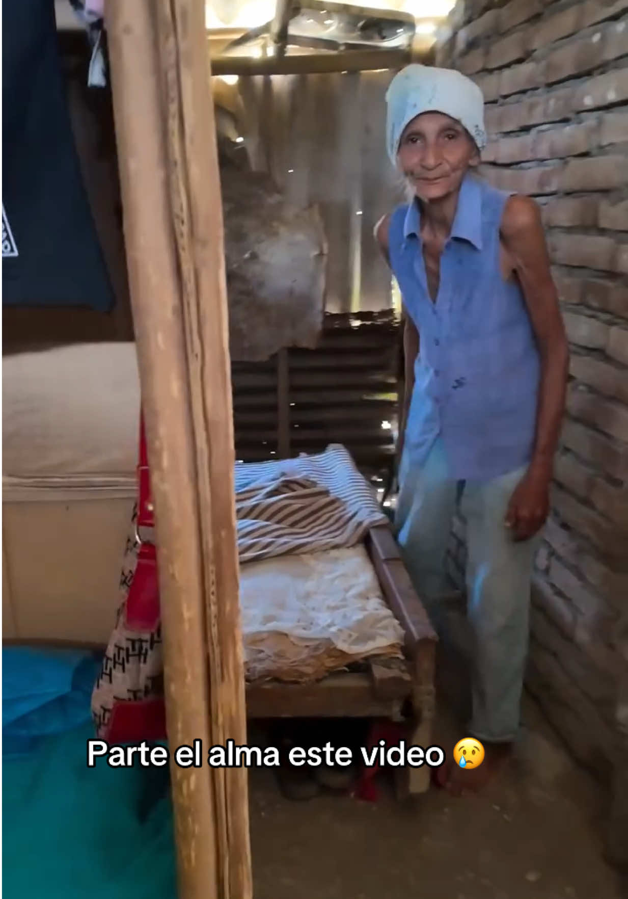 😢 de pin acere parte el alma este vídeo 😢 al menos llegaron tus cositas mi vieja  DIOS TE BENDIGA 🙏 AMEN 