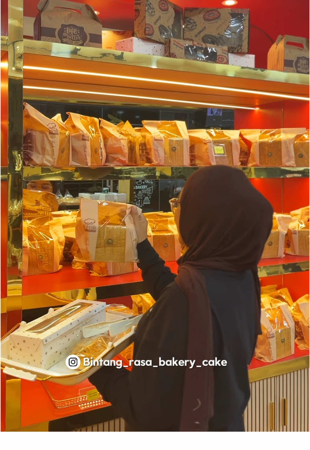Ada yang baru nih di Grogot! 🤩 @bintang_rasa_bakery_cake  Pilihan roti & cake-nya banyak, dan rasanya enak-enak! 🍞✨ Wajib mampir cobain sendiri 😍 ⏰ 08.00–22.00 📍 Jl. Yos Sudarso (Siring sebelum pasar buah, samping lapangan prajurit) #BintangRasaBakery #MenaReview #GrogotEats #RotiFresh #OlehOlehGrogot  