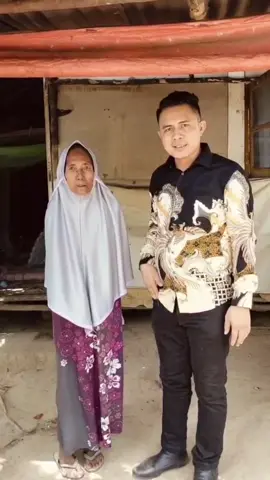 Lansia 63 Tahun Jadi Korban Penipuan Penjualan Rumah di Tembesi, Terlapor M dan N Belum Ditangkap Polisi Kasus dugaan penipuan ini kini telah naik ke tahap penyidikan di Polsek Sagulung. Kedua terlapor telah dua kali dipanggil penyidik, namun belum memenuhi panggilan tersebut. Penasihat hukum korban, Saferiyusu Hulu dan Martinus Zega dari Law Office Safer & Partners, menyebut tindakan para terlapor tidak hanya merugikan korban secara materi, tetapi juga melukai nilai-nilai kemanusiaan.  