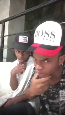 Con la cara sería 👹