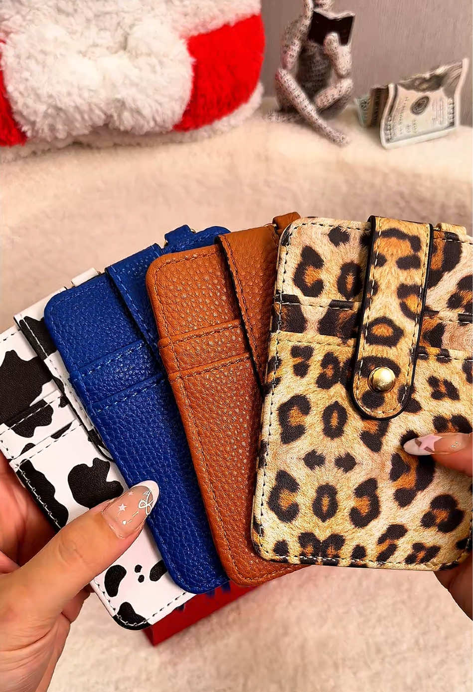 Skip the boring holiday gifts - this wristlet keychain wallet is practical, stylish, and just the right size to slip in a gift card for that extra thank-you. Perfect for teachers, coworkers, or anyone on your list. #HolidayGiftideas #KeychainWallet #TeacherGiftldea #GiftCardHolder #everydayessential 