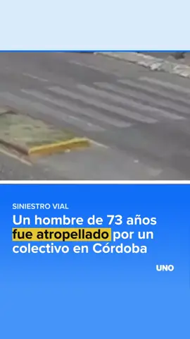 🚨GRAVE ACCIDENTE - Un hombre de 73 años fue atropellado por un colectivo urbano en Córdoba. - El peatón sufrió lesiones en el rostro y la muñeca izquierda, pero fue asistido en el lugar y no necesitó ser trasladado al hospital. - Personal policial y de emergencias trabajaron en el sitio para asistir al hombre y ordenar el tránsito tras el accidente.