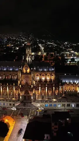 #quito_ecuador🇪🇨 #basilicaquitoecuador🇪🇨 #vuelodrone #centrohistoricoquito #fiestasdequito2025❤️💙 