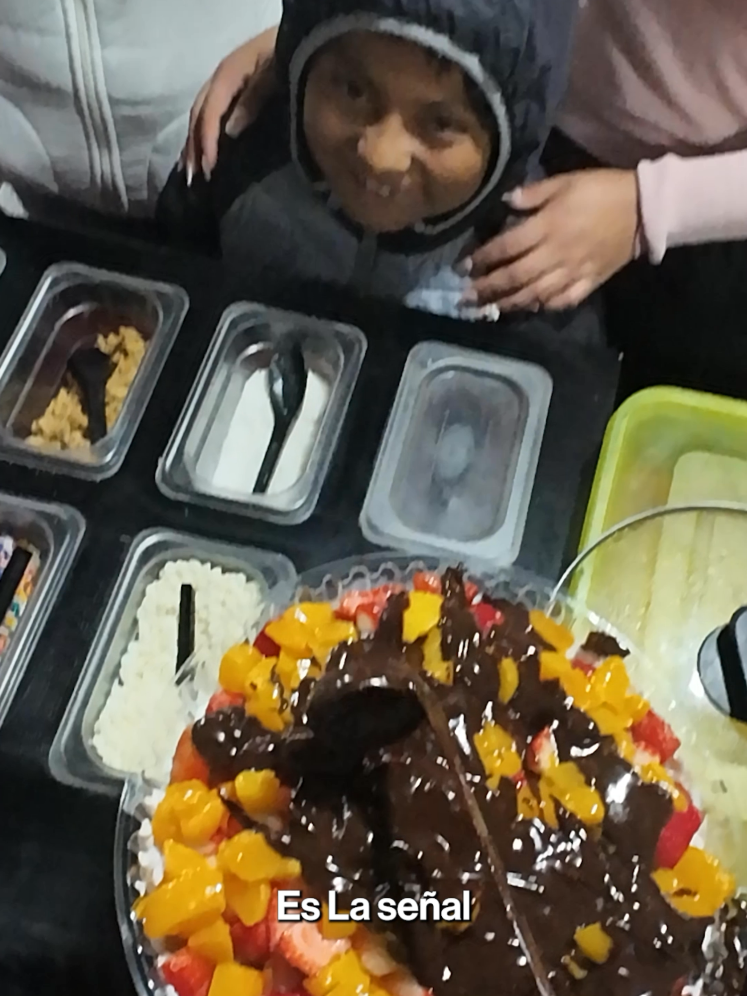 3 kilos de fresas con chocolate para Erick el niño más adorable y su familia #frutireex #fresasconchocolate #fresasconchocolategigante