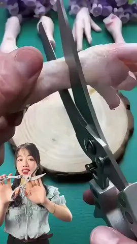 “Kéo cắt gà, vịt, hải sản đa năng – lưỡi thép sắc bén, cắt gọn nhẹ nhàng, giúp chế biến nhanh hơn và an toàn hơn trong gian bếp của bạn!”