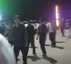 เมื่อคืนวันเพ็ญบ้านใหญ่ฝั่งรัตนบุรีสุรินทร์ก็ไม่ทำมะดา  สวมแว่นตาดำคู่กายพร้อมตะโกนลั่นงานออกมาว่า “ถ้าไจ๋ก็ออกมา” ทั้งๆที่ไม่รู้ว่าข้างในมีใครอยู่มั้ยเพราะชาวเน็ตสังเกตุว่ามีแต่ตู้บุญเติมอยู่ตรงนั้น😂 #ฟอมช่าง #รัตนบุรี #สุรินทร์หวานมาก❤️‍🔥 #งานลอยกระทงวัดสว่างบ้านผือตรันบุรี #โรงเรียนรัตนบุรี💛💙 